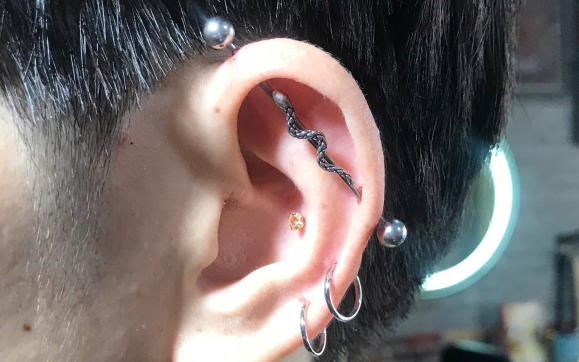 Xỏ khuyên giá rẻ Chơn Thành – An toàn và thẩm mỹ tại Quang Louis Tattoo